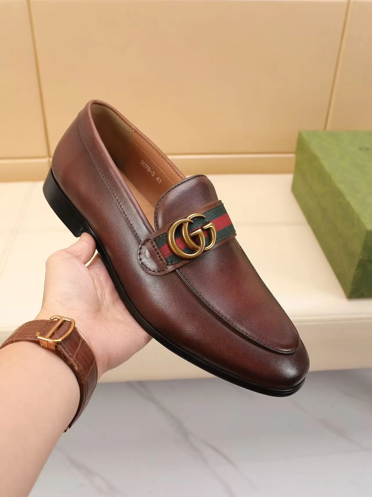 Men's men's shoes 💰440 🆘【GUCCI】Gucci ·🐂里· Hot-selling beanie shoes, top brand luxury, top quality, latest fashion beanie shoes.. The upper is made of original high mercerized smooth cow suede. (Full top-layer water-dyed 🐂 leather and lining). The original stylish and stylish soft rubber wear-resistant and non-slip outsole is light and comfortable on the foot, available in 2 colors! Matching code: 39-45 (38.46. Customized)